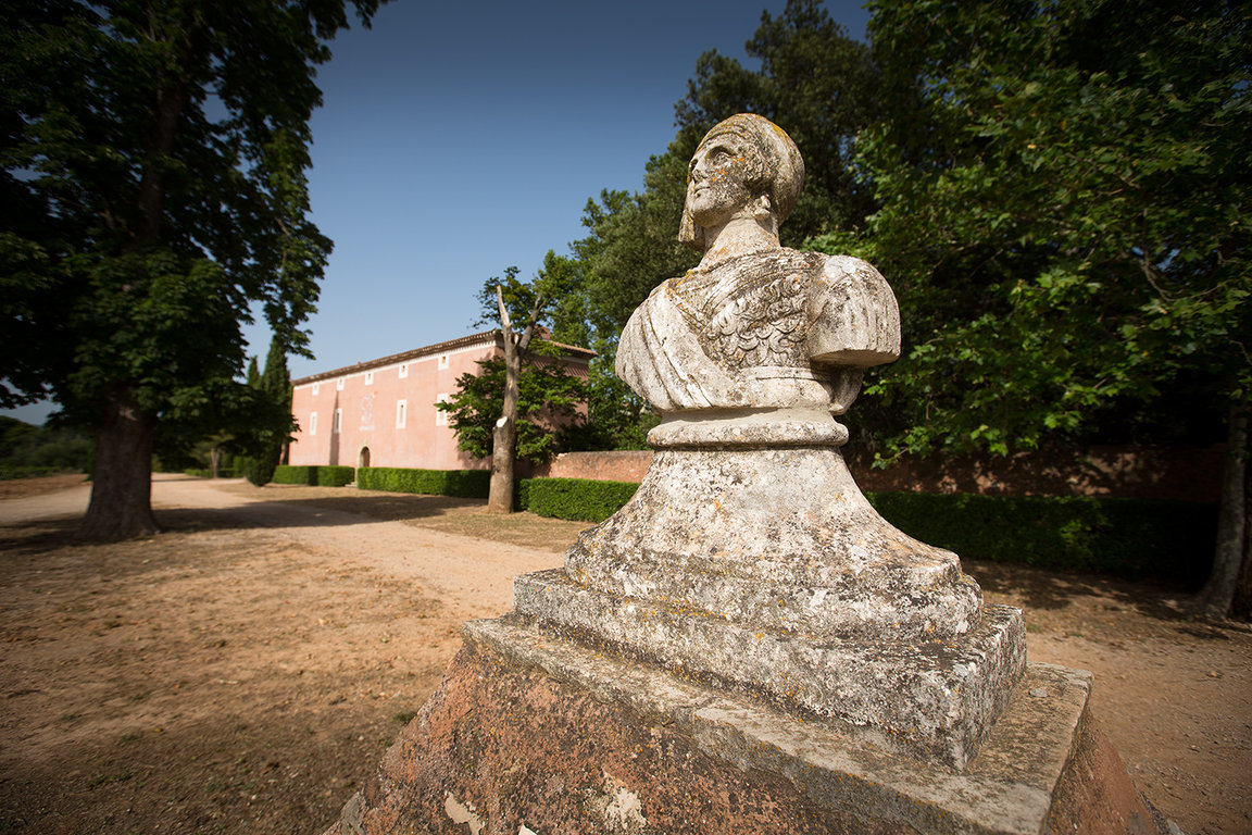 Le maure enturbanné veille, devant la façade du château