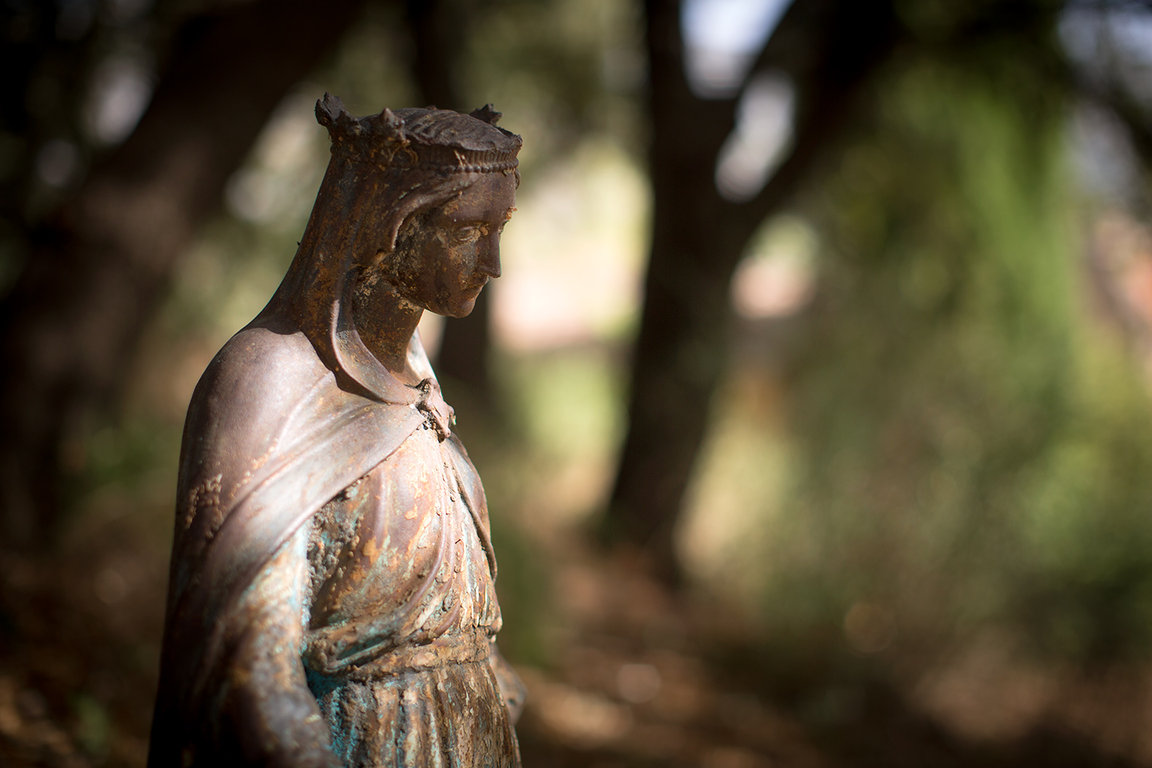 La Vierge est sous l'aura de la Sainte Victoire toute proche