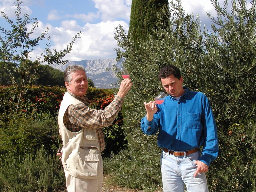 Gabriel et Olivier goutant les jus après les vendanges, sur fond de Sainte Victoire