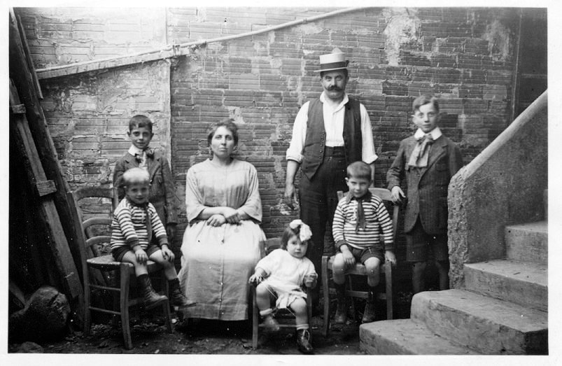 Gabriel Sumeire , son épouse Claire et leurs cinq enfants ; à droite, Elie, grand-père d'Olivier et Sophie