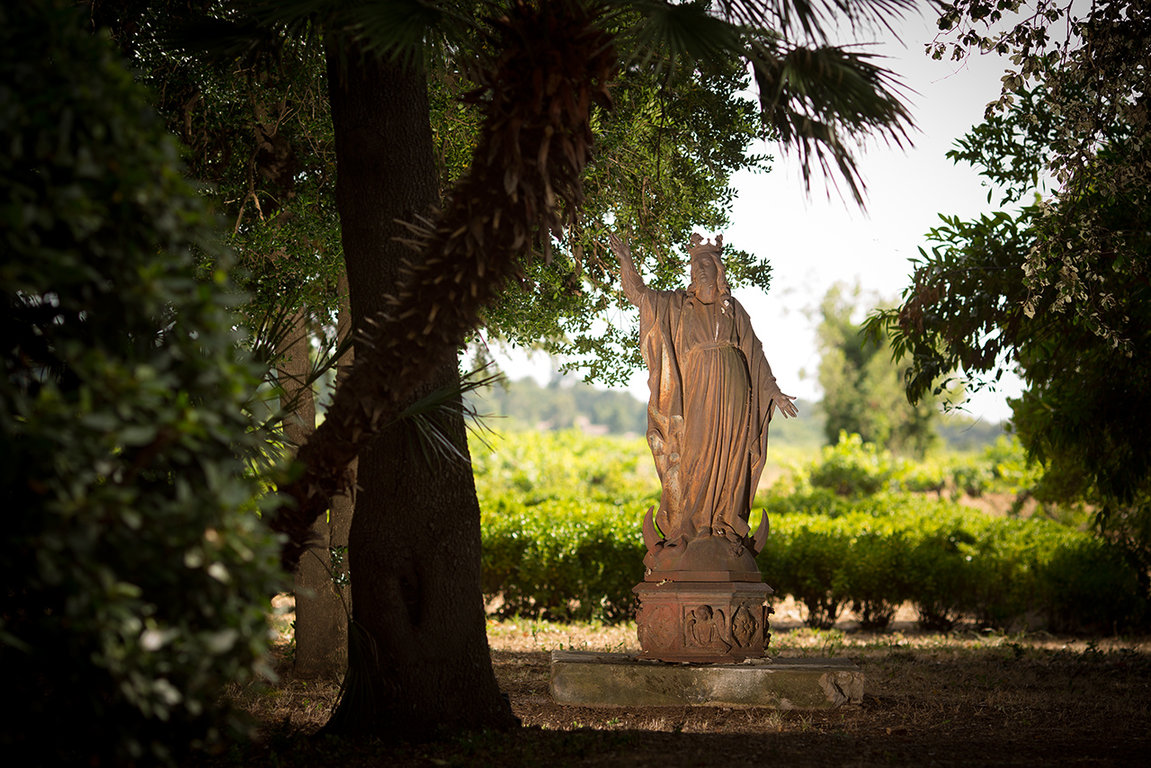 Statue de la  Vierge sous les ombrages du parc